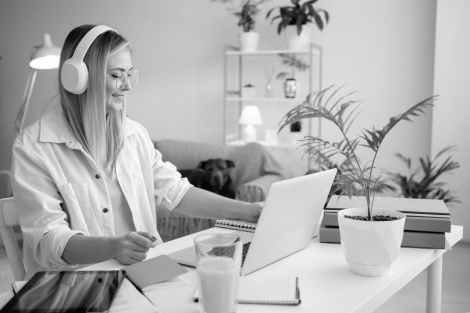 Profesionales trabajando en estrategias financieras creativas